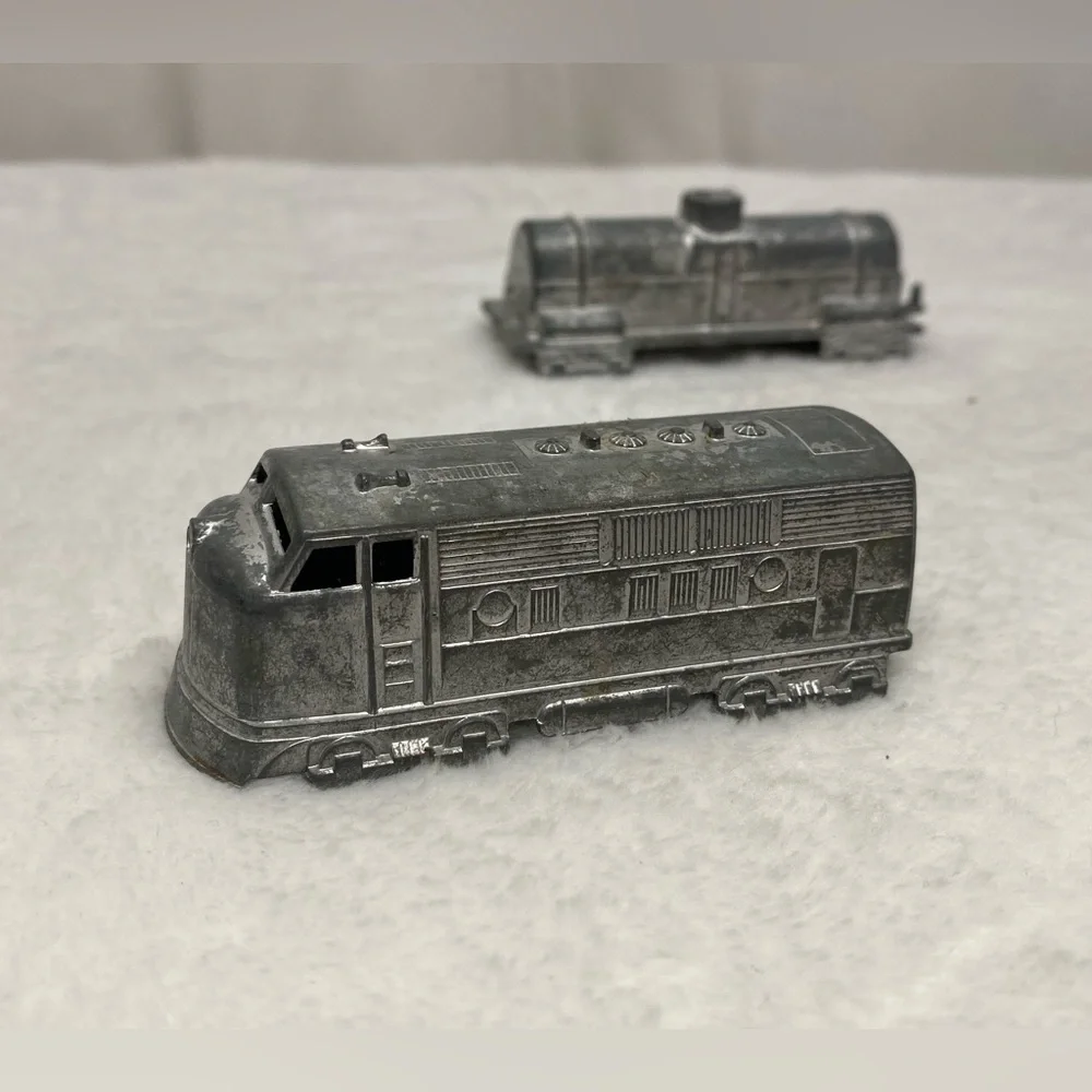 midgetoy vintage metal toy train Lot Of 2 Train Cars - Picture 4 of 16